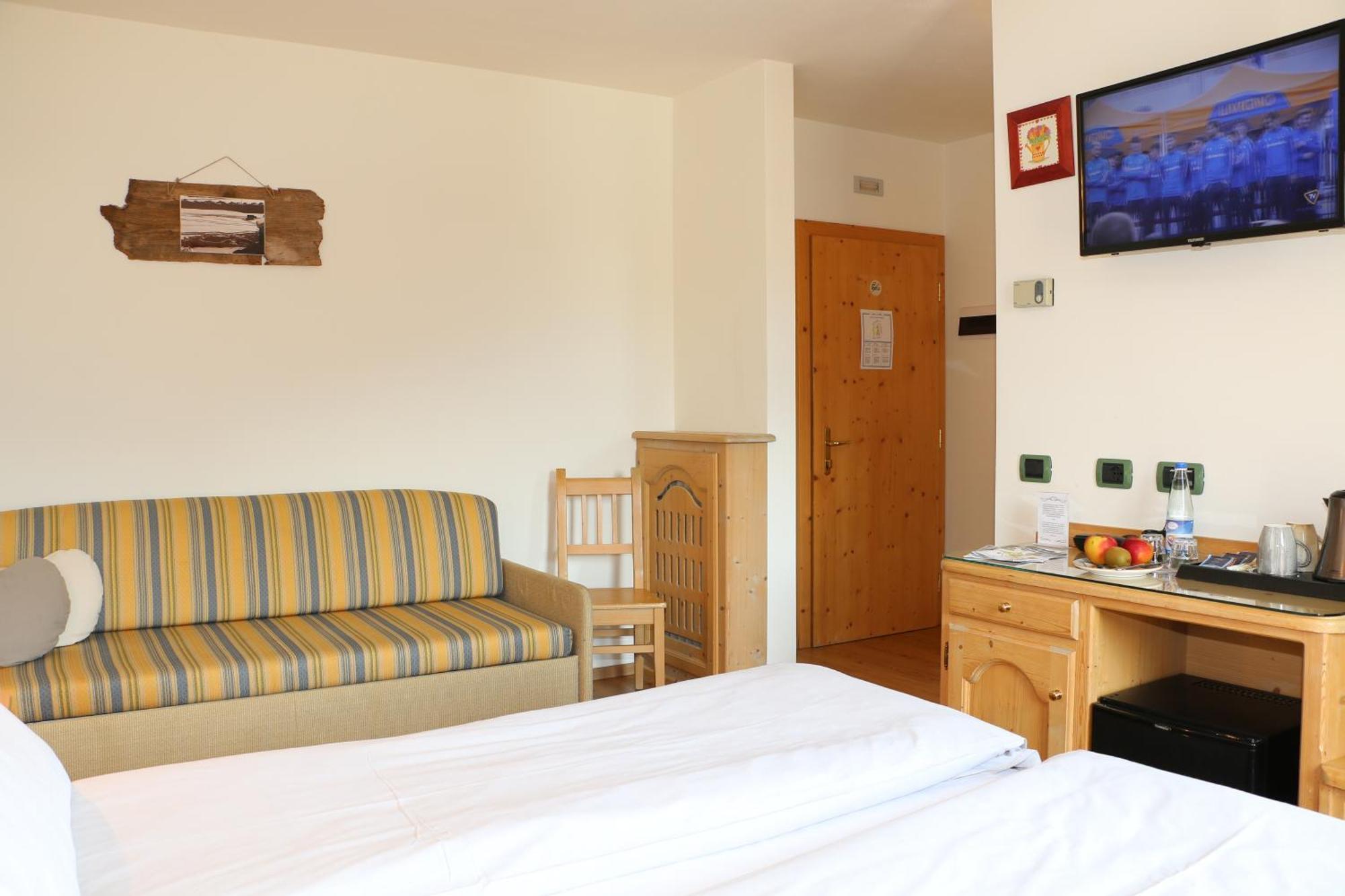 Hotel "La Suisse" Livigno Bagian luar foto